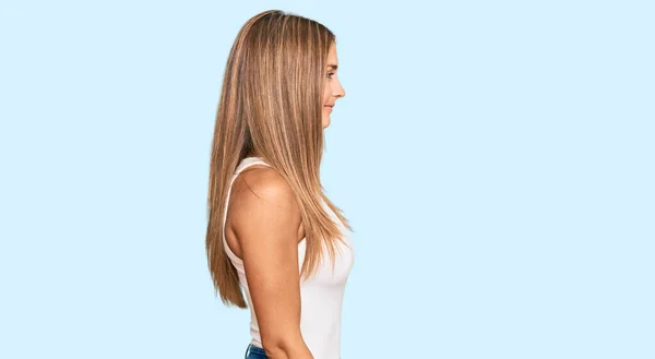 Ung Blond Kvinna Bär Casual Stil Med Ärmlös Skjorta Tittar — Stockfoto