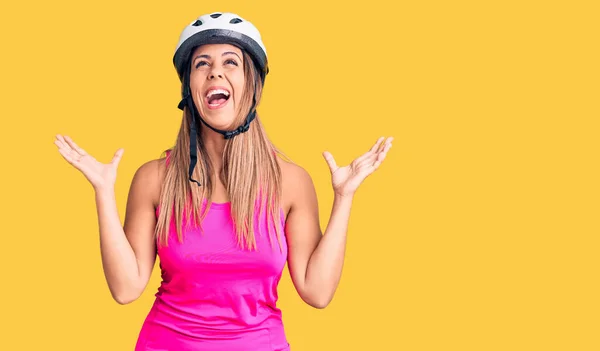 Jovem Mulher Bonita Usando Capacete Bicicleta Celebrando Louco Louco Para — Fotografia de Stock