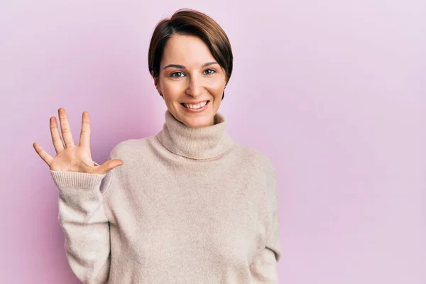 Młoda Brunetka Krótkimi Włosami Ubrana Luźny Zimowy Sweter Pokazując Wskazując — Zdjęcie stockowe