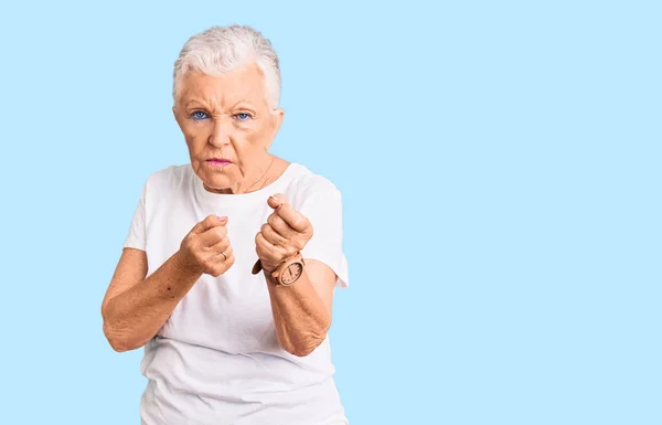 Senior Hermosa Mujer Con Ojos Azules Pelo Gris Vistiendo Camiseta —  Fotos de Stock