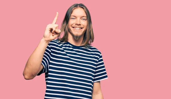 Bonito Homem Caucasiano Com Cabelos Longos Vestindo Shirt Listrada Casual — Fotografia de Stock