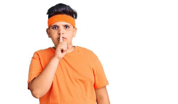 穿着运动服的小男孩请求安静 手指放在嘴唇上 沉默和秘密概念 — 图库照片
