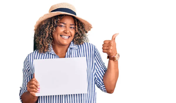 Jeune Afro Américaine Taille Femme Tenant Bannière Carton Avec Espace — Photo