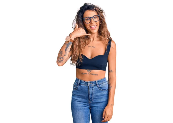 Jonge Latijns Amerikaanse Vrouw Met Tatoeage Casual Kleding Een Bril — Stockfoto