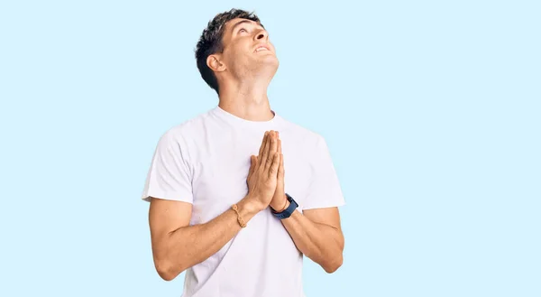 Fiatal Jóképű Férfi Alkalmi Fehér Pólóban Koldul Imádkozik Kéz Kézben — Stock Fotó