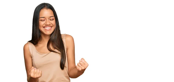 Hermosa Mujer Hispana Vistiendo Ropa Casual Muy Feliz Emocionada Haciendo —  Fotos de Stock