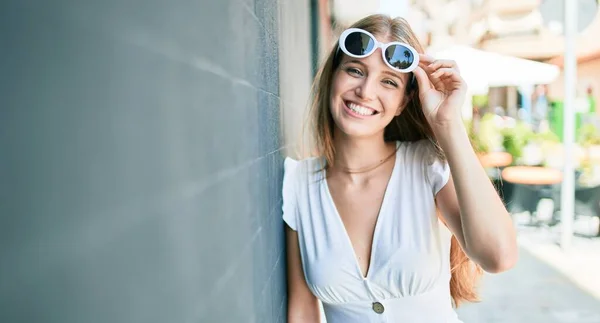 Jeune Femme Caucasienne Souriante Heureuse Penchée Sur Mur Ville — Photo