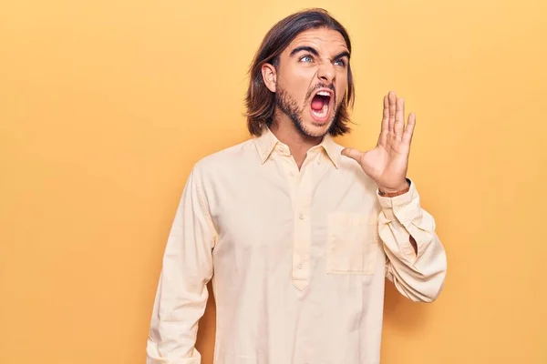 Homem Bonito Jovem Vestindo Roupas Negócios Gritando Gritando Alto Para — Fotografia de Stock