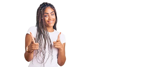 Ung Afrikansk Amerikansk Kvinna Med Flätor Vardagskläder Som Pekar Finger — Stockfoto