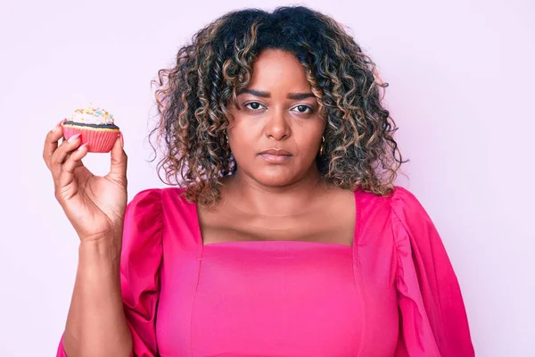 Joven Afroamericano Más Tamaño Mujer Sosteniendo Cupcake Pensamiento Actitud Sobria —  Fotos de Stock