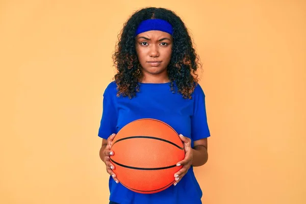 Jovem Afro Americana Segurando Bola Basquete Cético Nervoso Franzindo Testa — Fotografia de Stock