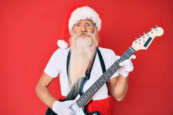 Velho Homem Sênior Vestindo Traje Papai Noel Tocando Guitarra Elétrica — Fotografia de Stock