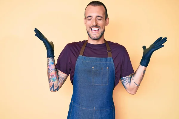 Mladý Pohledný Muž Tetováním Oblečený Holičské Zástěře Oslavující Šílený Šílený — Stock fotografie