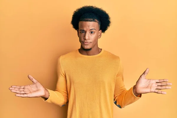 Afrikansk Amerikansk Man Med Afro Hår Bär Casual Kläder Aningslöst — Stockfoto