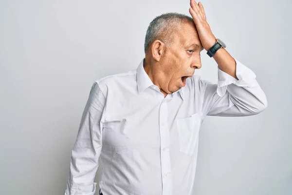 Stilig Äldre Man Bär Casual Vit Skjorta Överraskad Med Hand — Stockfoto