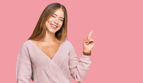 Schöne Blonde Frau Trägt Lässigen Rosa Winterpullover Mit Einem Breiten — Stockfoto