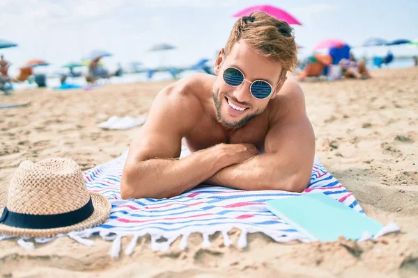 Snygg Fitness Kaukasiska Mannen Stranden Solig Dag Sola Liggande Handduken — Stockfoto