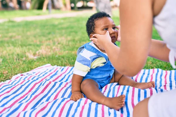 Adorable Afroamericano Gordito Niño Sentado Hierba Con Mamá Parque —  Fotos de Stock