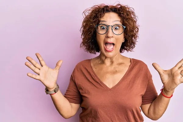 Mooie Middelbare Leeftijd Volwassen Vrouw Dragen Casual Kleding Bril Vieren — Stockfoto