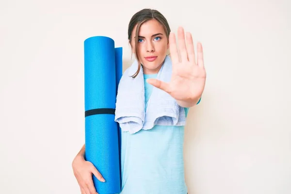 Schöne Junge Kaukasische Frau Hält Yogamatte Mit Offener Hand Und — Stockfoto