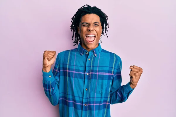 Junger Afrikanisch Amerikanischer Mann Lässiger Kleidung Kreischt Stolz Und Feiert — Stockfoto