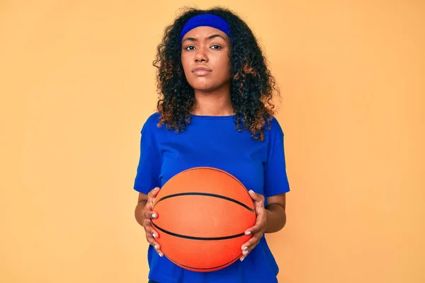 Jovem Afro Americana Segurando Bola Basquete Sem Noção Expressão Confusa — Fotografia de Stock