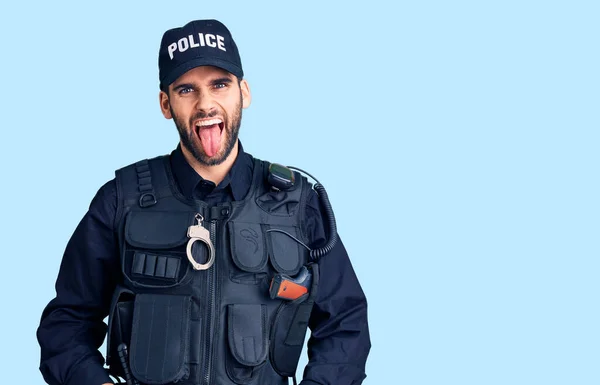 Joven Hombre Guapo Con Barba Vistiendo Uniforme Policía Sacando Lengua — Foto de Stock