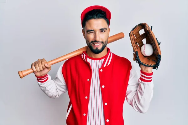 Jovem Com Barba Jogando Beisebol Segurando Morcego Bola Piscando Olhando — Fotografia de Stock