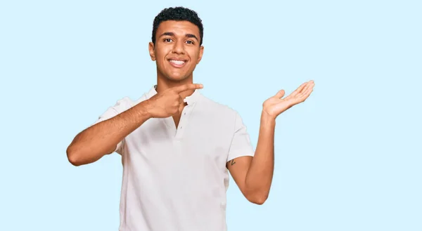 Joven Árabe Vestido Con Ropa Casual Asombrado Sonriendo Cámara Mientras — Foto de Stock