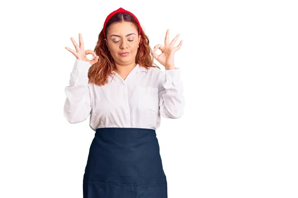 Junge Lateinische Frau Trägt Kellnerschürze Entspannt Und Lächelt Mit Geschlossenen — Stockfoto