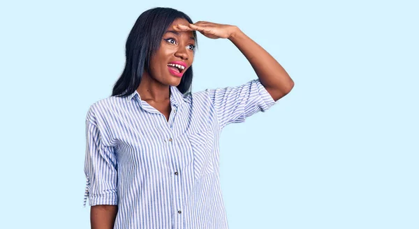 Jovem Afro Americana Vestindo Roupas Casuais Muito Feliz Sorrindo Olhando — Fotografia de Stock