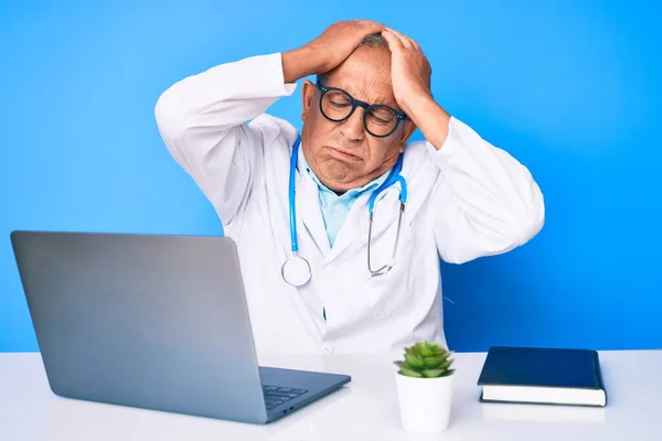 Gri Saçlı Doktor Üniforması Giyen Baş Ağrısı Migren Yüzünden Stres — Stok fotoğraf