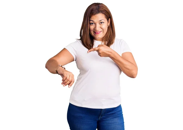 Middelbare Leeftijd Latijn Vrouw Draagt Casual Witte Tshirt Haast Wijzend — Stockfoto