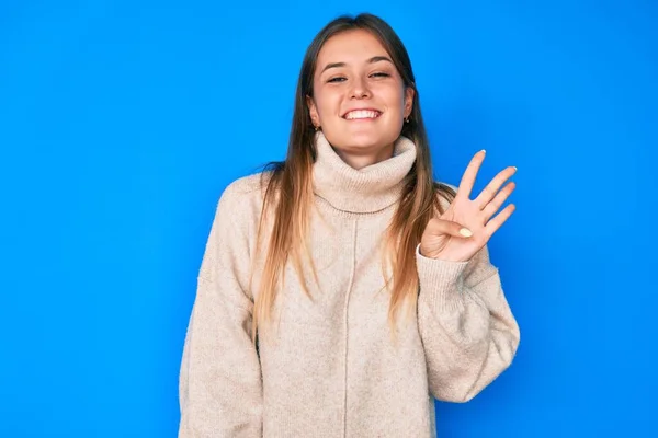 Bella Donna Caucasica Che Indossa Maglione Invernale Lana Mostrando Indicando — Foto Stock