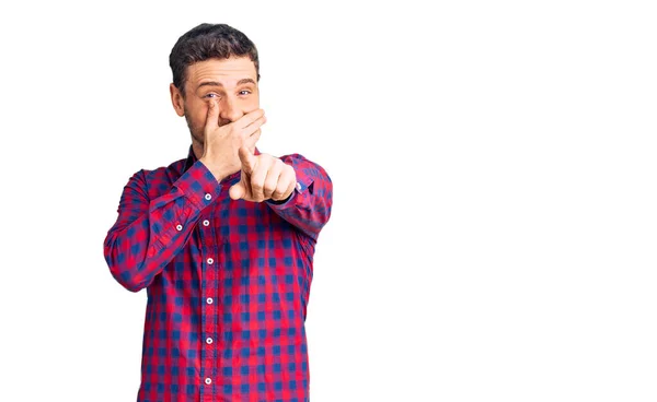 Jovem Bonito Com Urso Vestindo Camisa Casual Rindo Você Apontando — Fotografia de Stock