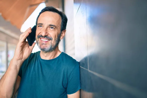 Hombre Mediana Edad Con Barba Sonriendo Feliz Aire Libre Hablando —  Fotos de Stock