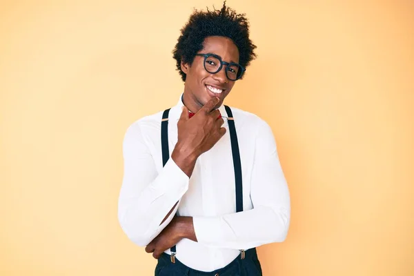 Snygg Afrikansk Amerikansk Man Med Afro Hår Bär Hipster Elegant — Stockfoto