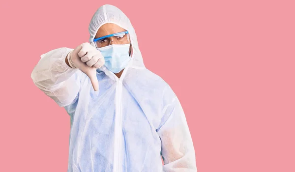 Jonge Spaanse Man Draagt Doktersbescherming Coronavirus Uniform Medisch Masker Kijken — Stockfoto