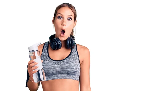 Joven Mujer Hispana Hermosa Usando Ropa Deportiva Sosteniendo Botella Agua —  Fotos de Stock