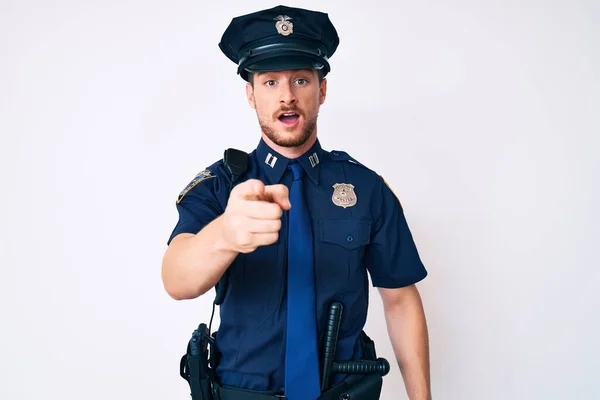 Ung Kaukasisk Man Bär Polisuniform Pekar Missnöjd Och Frustrerad Kameran — Stockfoto