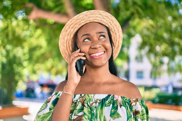 Jonge Afrikaanse Amerikaanse Toeristische Vrouw Vakantie Glimlachend Gelukkig Praten Smartphone — Stockfoto