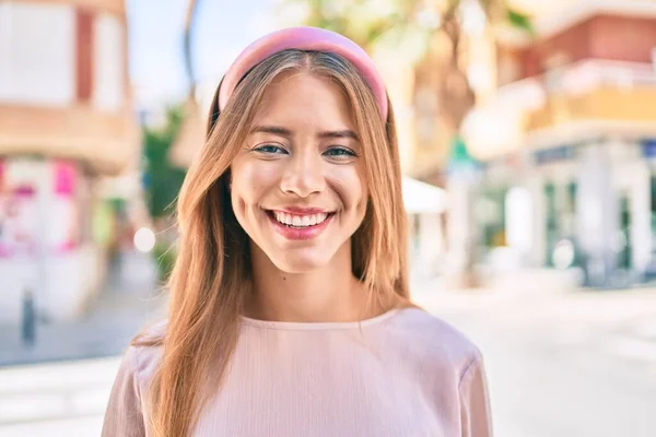 Joven Chica Caucásica Sonriendo Feliz Caminando Ciudad —  Fotos de Stock