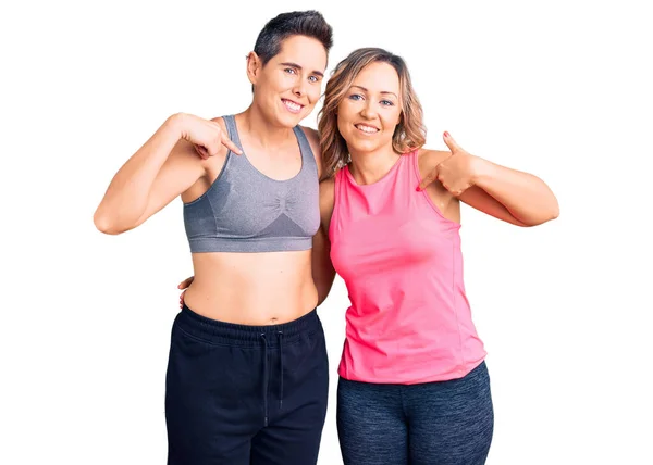 Dwie Kobiety Ubrane Odzież Sportową Uśmiechem Twarzy Wytykające Się Palcami — Zdjęcie stockowe