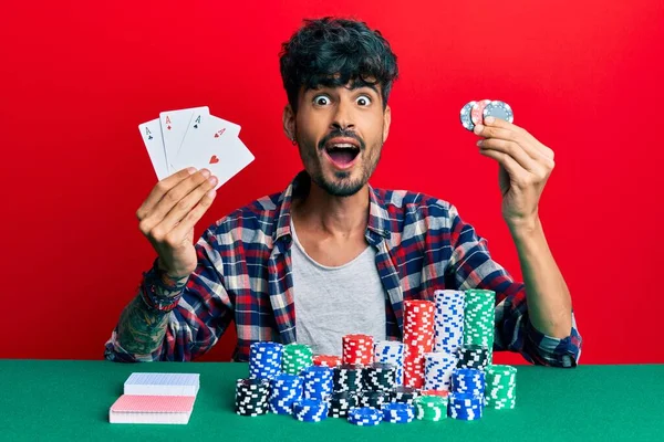 Jovem Hispânico Jogando Poker Segurando Cartas Fichas Casino Celebrando Louco — Fotografia de Stock