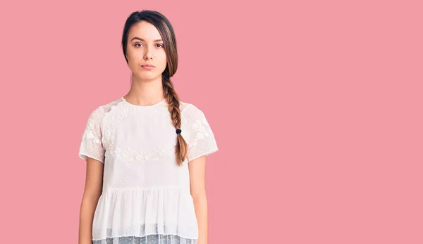Menina Bonita Nova Vestindo Camisa Casual Com Expressão Séria Rosto — Fotografia de Stock