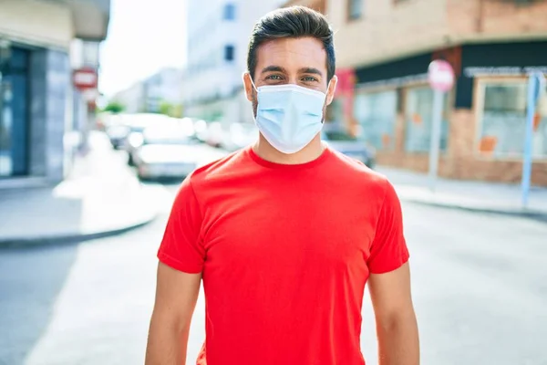 Joven Hombre Hispano Guapo Usando Máscara Médica Protección Covid Pie — Foto de Stock