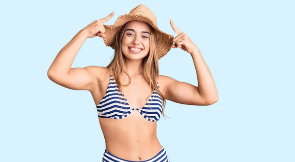 Ung Vacker Blond Kvinna Klädd Bikini Och Hatt Leende Pekar — Stockfoto