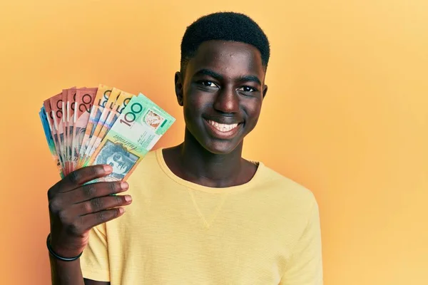 Νεαρός Αφροαμερικάνος Που Κρατάει Αυστραλιανά Δολάρια Δείχνοντας Θετικός Και Χαρούμενος — Φωτογραφία Αρχείου