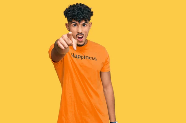 年轻的阿拉伯男子穿着印有快乐字样的T恤衫 对着摄像机不悦 对你怒气冲冲 — 图库照片
