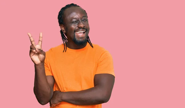 Bonito Jovem Afro Americano Vestindo Roupas Casuais Sorrindo Com Rosto — Fotografia de Stock